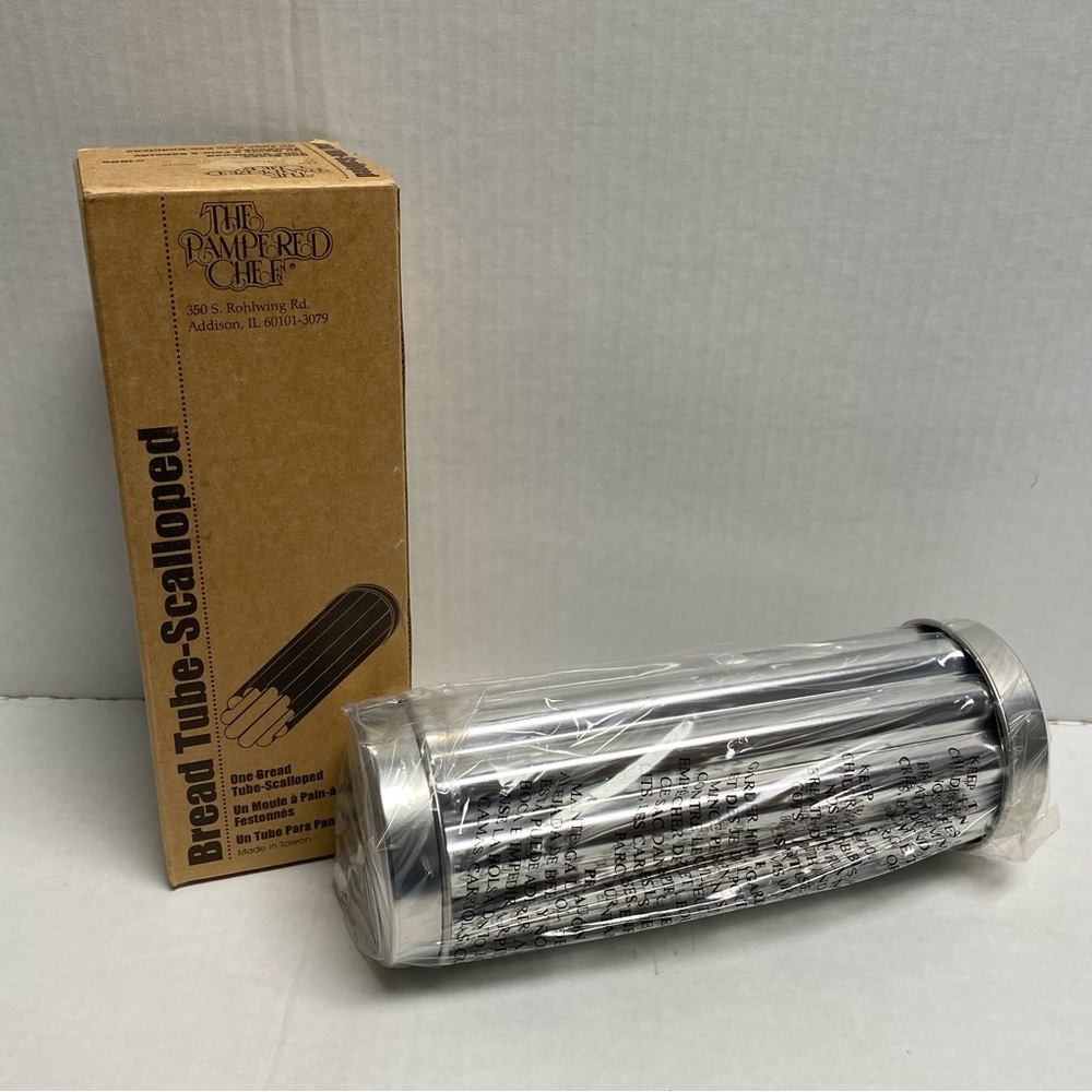 New in box The Pampered Chef Scalloped Bread Metal Tube New in Box #1565